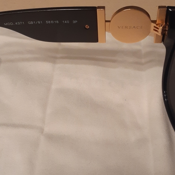 Versace - Picture 4 of 4